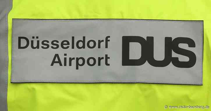 Mitarbeiter zeigen IS-Geste am Düsseldorfer Flughafen