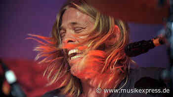 Foo Fighters: Taylor Hawkins' Sohn performt „My Hero“ für seinen verstorbenen... - Musikexpress