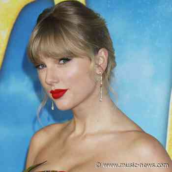 Taylor Swift makes surprise appearance during Haim concert