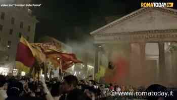 Festa giallorossa per i 95 anni dell'As Roma: cori e fumogeni in via Uffici del Vicario