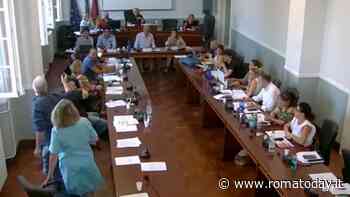 Le deleghe delle spiagge di Ostia tornano a Roma, il dibattito in municipio diventa uno show tra parolacce e polemiche