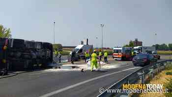 Camion si ribalta allo svincolo di Modena Nord, ferito il conducente - ModenaToday