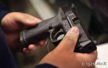 Colpo di pistola in un bar a Pioltello, si cercano 2 uomini - Sky Tg24