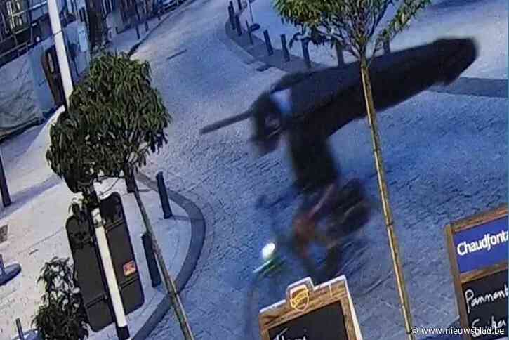 Fietsende dief slaat opnieuw toe: “En weer is hij weg met een parasol van Brugse Zot”