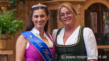 Farbenfroh und knallig: Das Dirndl der Miss Herbstfest von der Inntaler Trachtenwelt Kolbermoor