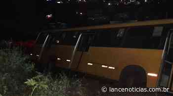 Ônibus colide em poste e deixa diversos consumidores sem energia, em Xaxim - Lance Notícias