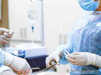 Chirurgo firma ma in sala operatoria non c'è: è a sciare