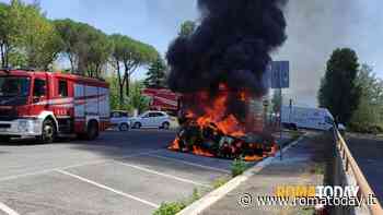 Incendio a Tor Bella Monaca: auto in fiamme nel parcheggio del municipio