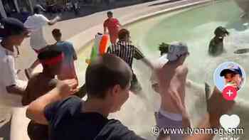 Lyon : des dizaines de jeunes réunis pour se baigner dans la fontaine des Jacobins - Lyon Mag