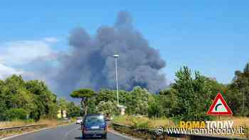 Incendio in un camping a Roma: fumo visibile da chilometri di distanza