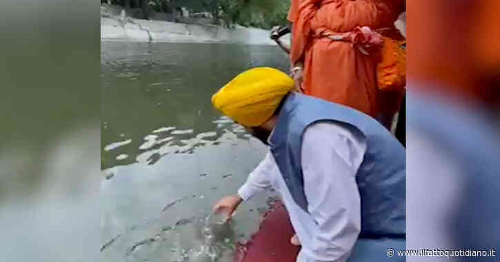 Il primo ministro del Punjab beve dal fiume sacro per dimostrare che l’acqua non è inquinata: ricoverato in ospedale – Video