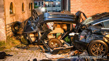 Zware crash na politie-achtervolging: vluchtauto ondersteboven in steeg - Omroep West