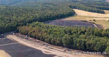 Kreis Bamberg: 150 Einsatzkräfte und 12 Landwirte vor Ort: Feldbrand greift auf Wald über