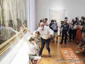 Blitz degli ambientalisti agli Uffizi: attivisti si incollano alla Primavera del Botticelli