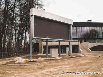 Freistehende Anzeigetafel im Olympiapark Augsburg installiert - Stadionwelt