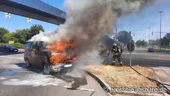 VW- Bus wird nahe der Messe Augsburg ein Raub der Flammen | Presse Augsburg - Presse Augsburg