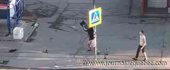 En Russie, des pro-Poutine détruisent des panneaux aux couleurs de l'Ukraine