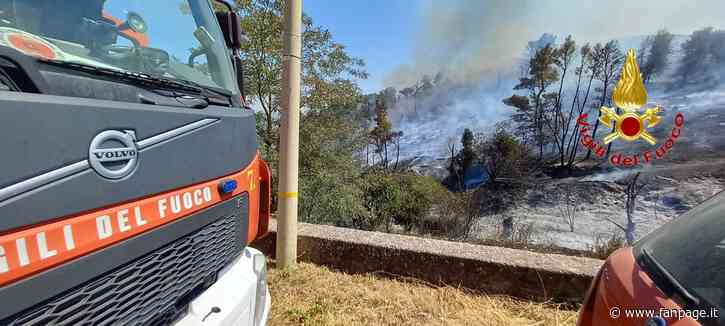 Incendio a Maddaloni, fiamme a pochi metri dal Santuario di San Michele - Fanpage.it