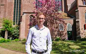 Gert van Hoef bespeelt het Van Oeckelenorgel in Smilde. Jong talent geniet grote bekendheid op Youtube - Dagblad van het Noorden