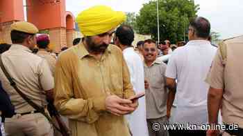 Indischer Minister trinkt aus heiligem Fluss - danach muss er ins Krankenhaus
