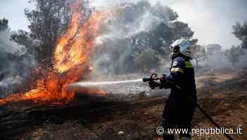 Roghi in tutta Europa. Fiamme ad Atene. Trieste resta isolata a rischio acqua e luce - la Repubblica
