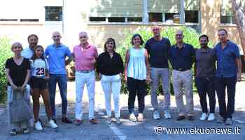 Teramo, la preside dell'I.I.S. “Alessandrini-Marino consegna maglia ricordo a Marco Marcattilii - ekuonews.it