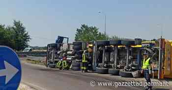 Camion ribaltato in via Colorno: disagi al traffico - Gazzetta di Parma