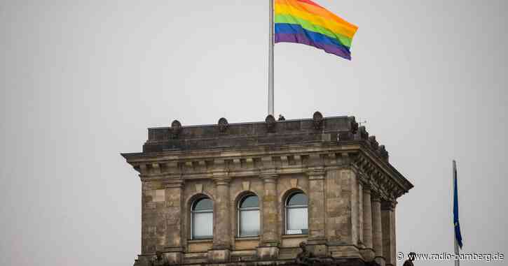 Bundestag hisst erstmals Regenbogenflagge