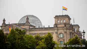 Regenbogenflagge weht erstmals auf Deutschem Bundestag
