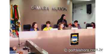 6ª Sessão da Câmara Mirim de Imbituba tem palestra com a Superintendente do Procon, com tema "Direitos Básicos do Consumidor" - portalahora.com.br