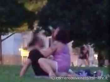 Padova, sesso in Prato della Valle in pieno giorno: il filmato gira in chat - Corriere