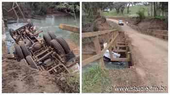 Caminhão cai de ponte após colisão com camionete em Marau - Rádio Studio 87.7 FM | Studio TV | Veranópolis
