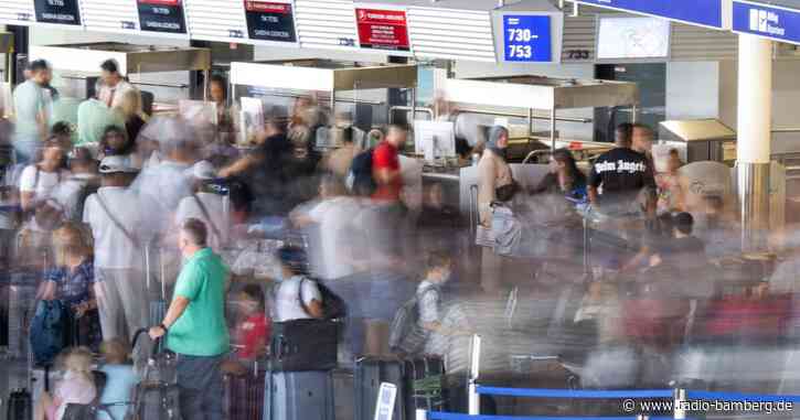 Flughafen Frankfurt: Lange Warteschlangen zum Ferienstart