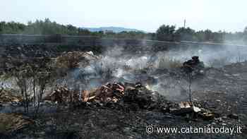 Nube di fumo e discarica abusiva in un terreno abbandonato di Adrano - CataniaToday