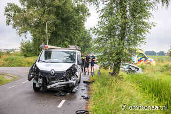 Auto in greppel na klapper in Arriën, maar letsels blijven uit - De Ommenaar