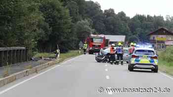 Brückengeländer niedergemäht: Altöttinger landet mit Opel fast im Bach