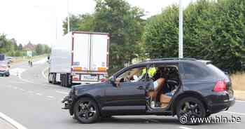 52-jarige bestuurster van Porsche zwaargewond na aanrijding met vrachtwagen - Het Laatste Nieuws