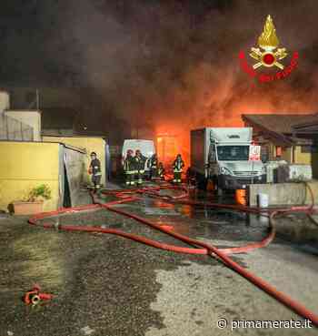 Incendio in fabbrica, maxi spiegamento di mezzi - Prima Merate