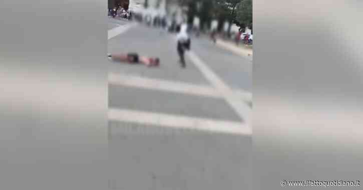 Milano, rapina e rissa davanti alla stazione Centrale: 17enne colpito alle spalle e a terra. La scena filmata dai passanti