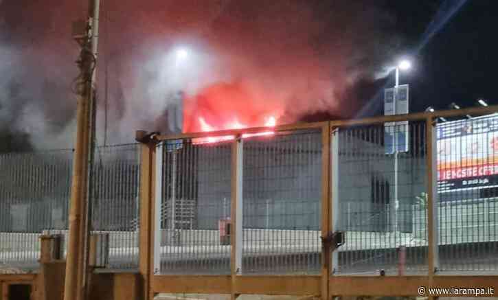 (VIDEO) Incendio in una fabbrica ad Aversa - La Rampa