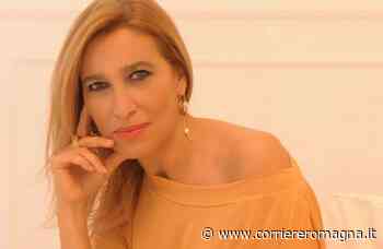 Grazia Di Michele sulla spiaggia di Riccione all'alba di domenica - CorriereRomagna