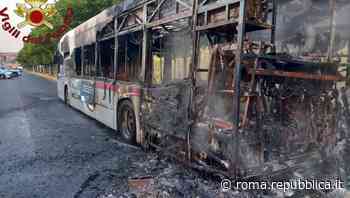 Il ritorno di flambus, all'alba un autobus in fiamme in via Tobagi - Repubblica Roma