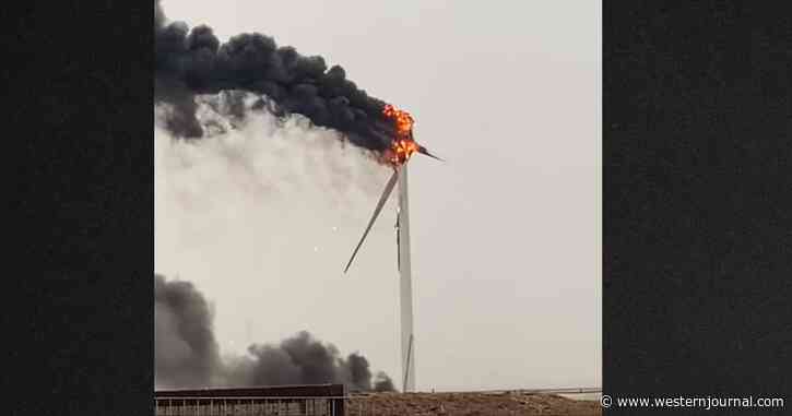 TX Wind Turbine Struck by Lightning, Turns Into Spinning Wheel of Fire as It Disintegrates