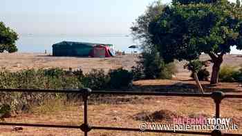 Tendopoli sulla spiaggia in via Messina Marine, è protesta: "A Mondello non succede" - PalermoToday