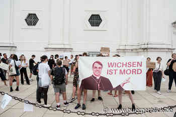 Studentinnen protestieren vorm Stephansdom gegen Passauer Bischof - Nachrichten - Bürgerblick Passau