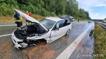 Unfall bei Raben Steinfeld: Autofahrer rast auf regennasser Fahrbahn in die Leitplanke - svz – Schweriner Volkszeitung