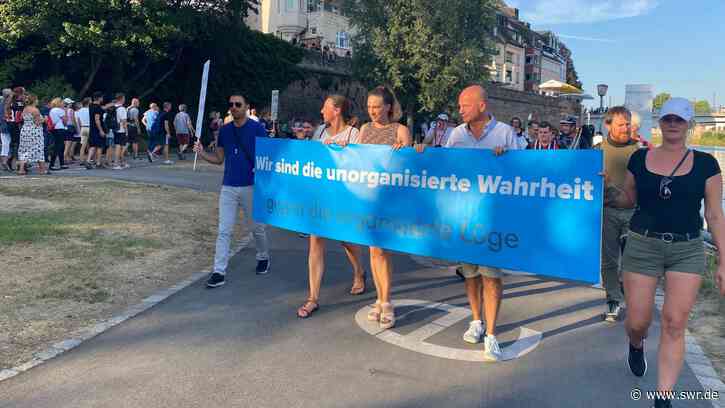 Mit strengeren Regeln: Corona-Demo in Ulm verläuft ohne Zwischenfälle - SWR Aktuell