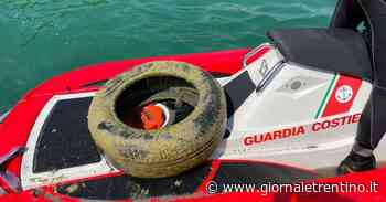Pneumatici abbandonati nel lago di Garda: l'intervento dei sub - Trentino