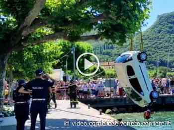 Garda, si getta nel lago con l’auto: la ripescano i vigili del fuoco - video.corrieredelveneto.corriere.it