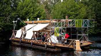 Documenta: Floß "citizenship" sitzt bei Rinteln fest - NDR.de